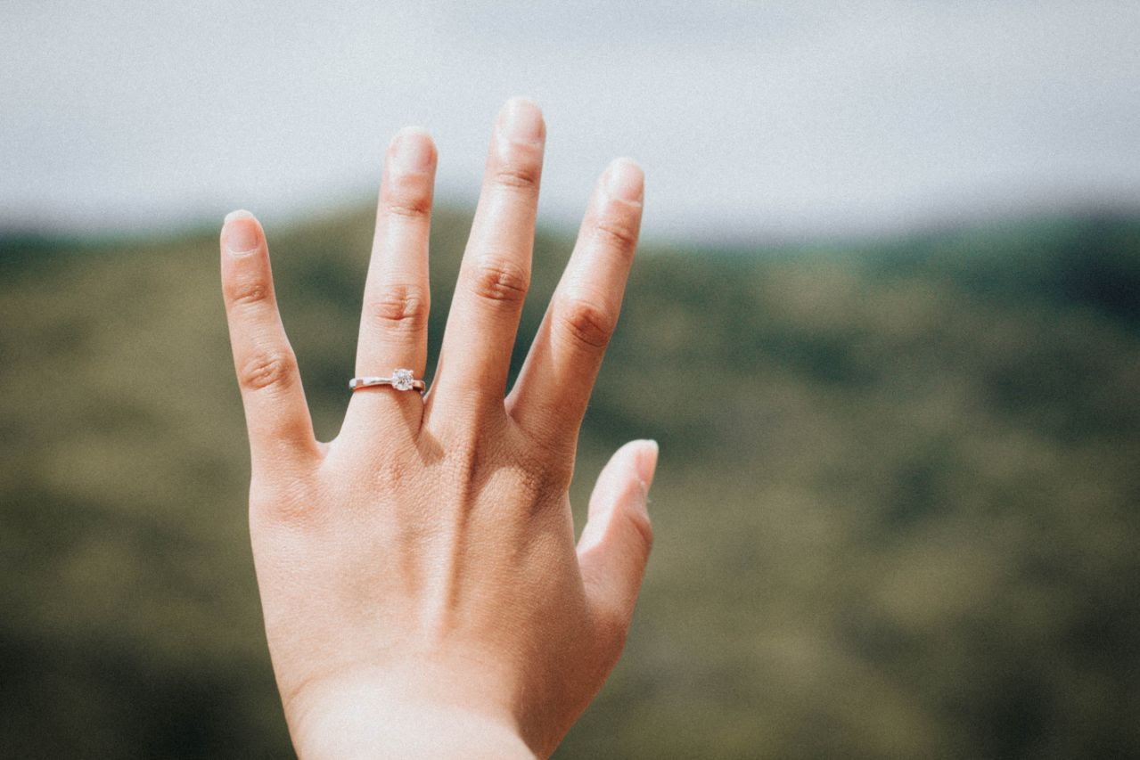 Delicate Engagement Rings: Simply Elegant